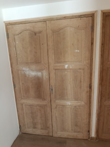 Photo de galerie - Pose de portes de placards en chêne massif
