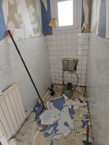 Photo de galerie - Destruction complète d'un toilette pour pouvoir le remettre au normes est le rendre plus chaleureux 