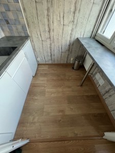 Photo de galerie - Pose de sol stratifié dans une petite cuisine
