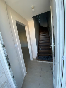 Photo de galerie - Pose de carrelage 90x90 avec une belle coupe arrondi autour de l’escalier. Et mise en peinture des murs et plafond 