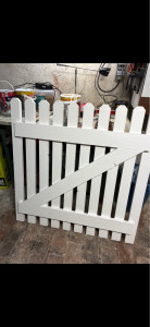 Photo de galerie - Fabrication d’un portillon à partir de planches pour séparer un jardin d’un patio + pose des charnières, poignées et mise en place au mure 