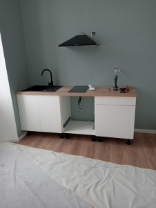 Photo de galerie - Installation cuisine à prix attractif !
Montage meubles, pose plan de travail, évier, plaque de cuisson et hotte.
Raccordements réalisés avec soin.
Travail propre, rapide et sérieux.
? Tarifs intéressants – Devis gratuit, n’hésitez pas à me contacter !
