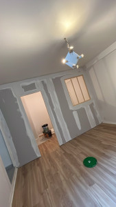 Photo de galerie - Réalisation d’une cloison Placo avec verrière bois intégrée 