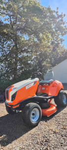 Photo de galerie - Location tracteur tondeuse avec opérateur