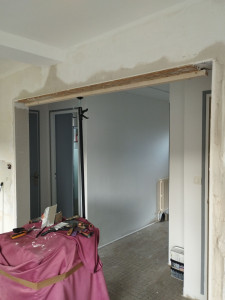Photo de galerie - Rénovation complète d'une arcade avec coffrage map gros enduit et enduit de finition, plus tard pose d'un papier couvrant et peinture ,joints, baguettes de finition
