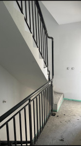 Photo de galerie - Installation de garde-corps pour escaliers intérieurs Travail professionnel de soudure et de fixation de rambardes métalliques. Sécurité, solidité et finition propre assurées. Disponible pour vos travaux de construction ou rénovation.
