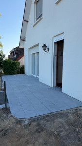 Photo de galerie - Réalisation d’une terrasse. Dépose du carrelage existant, grattage des résidus de colle, réalisation d’un ragreage, pose du carrelage 1tiers 2 tiers, angle arrondis, jointoiement et nettoyage. 