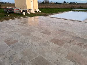 Photo de galerie - Réalisation d’une terrasse en travertin 