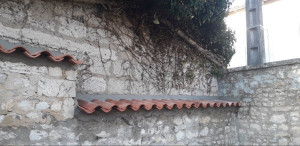 Photo de galerie - Habillage de murette par des tuiles ; monté sur arase béton 