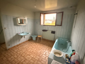 Photo de galerie - Nettoyage d’une salle de bain insalubre d’une personne en situation de handicap. décapage totale du sol et des murs. 