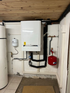 Photo de galerie - Pose d’une pompe à chaleur air/eau accouplé d’un ballon thermodynamique 