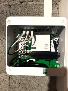 Photo de galerie - Installation d’un coffret de communication pour la distribution réseau dans toute la maison.
Ce coffret permet de répartir la connexion fibre vers chaque pièce grâce à des câbles RJ45, pour une connexion stable et rapide dans toutes les zones de vie.
