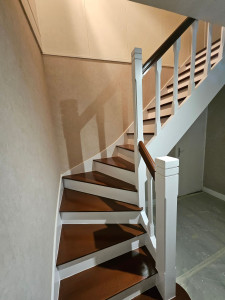 Photo de galerie - Peinture sur escalier en Glycéro Blanc avec marches teinté 
client satisfait ?