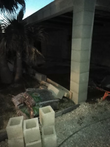 Photo de galerie - Montage de piliers boisseau avec toiture et poutre coffrage et ferraillage coulage de béton.