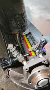 Photo de galerie - Réflexion complète train arrière. Remplacement des roulement, barre de torsion, silentbloc. Mise en place de graisseur pour fiabiliser, peinture complète avec traitement rouille en superficie sous le coffre. 