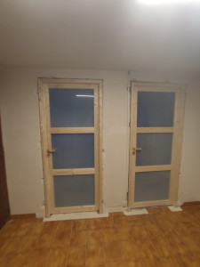 Photo de galerie - Pose de deux porte avec encadrement en bois