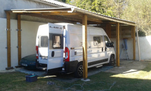 Photo de galerie - Agrandissement de l'abri construis il y a 13 ans sur les photos . Nouvel abri camping car et voiture ,avec récupération de bois a 80% surface   42m2 . 