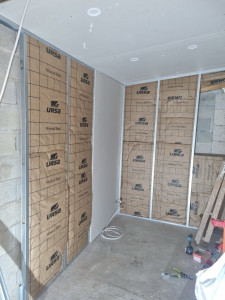 Photo de galerie - Montage des murs, isolation, électricité et placage 