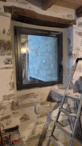 Photo de galerie - Pose menuiserie + finition enduit à la chaud sur bâti ancien 