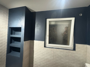 Photo de galerie - Salle de bain avec faïence et béton ciré