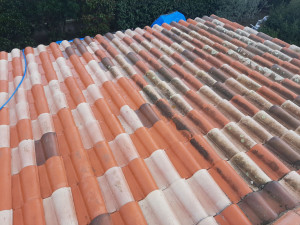 Photo de galerie - Nettoyage de toiture et pose d' un hydrofuge incolore par pulvérisation 