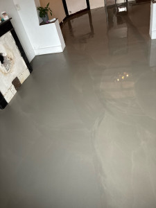 Photo de galerie - Réalisation d’un ragréage autolissant afin d’obtenir un support parfaitement plan, propre et prêt à recevoir le nouveau revêtement de sol.