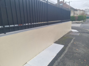 Photo de galerie - Rénovation action d'un mur de clôture à la pliolyte et peinture sur panneaux feraille