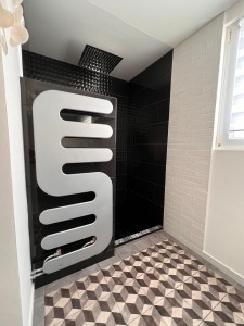Photo de galerie - Salle de bain : douche à l’italienne, sèche serviette, plomberie en cuivre.