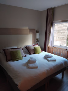 Photo de galerie - Remise en état complète d'une chambre : lit refait, linge propre, nettoyage minutieux et préparation pour l'arrivée des voyageurs.
