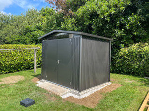 Photo de galerie - Montage d’un abri biohort depuis la dalle jusqu’à le montage