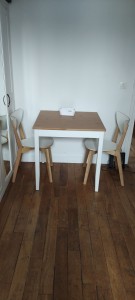 Photo de galerie - Montage de table et deux chaises 