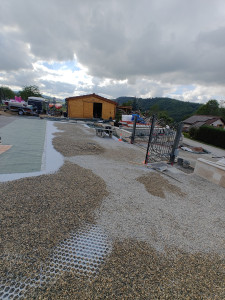 Photo de galerie - Gravier et terrassement et électricité du portail et prise de courant 