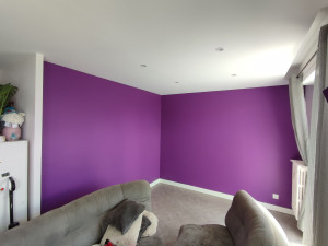Photo de galerie - Application d'une peinture velours sur un mur en L de couleur Violet Vigne.