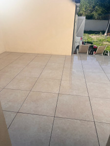 Photo de galerie - Nettoyage de terrasse au laveur haute pression.