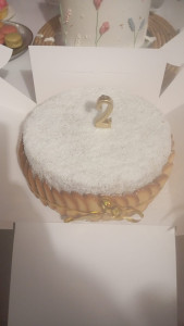 Photo de galerie - Mont Blanc antillais, génoise et crème coco. 