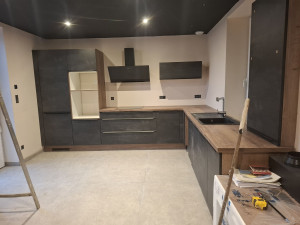 Photo de galerie - Pose de cuisine avec hôte, plaque de cuisson, et mitigeur.