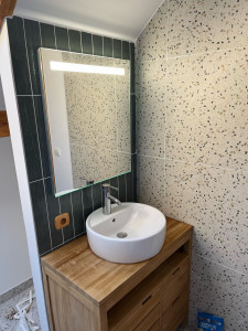 Photo de galerie - Réalisation d’une salle de bain sous combles – pose de carrelage sol et murs