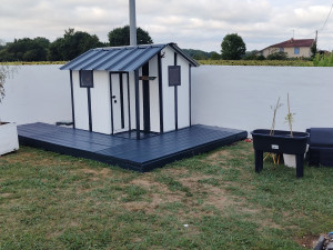 Photo de galerie - Peinture dune cabane et terrasse bois de jardin 