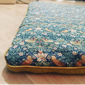 Photo de galerie - Assise de banc, couverture, coussin, linge de lit, rideaux… celui-ci est une couverture pour enfant en Liberty en dimensions 1m x 1m. 