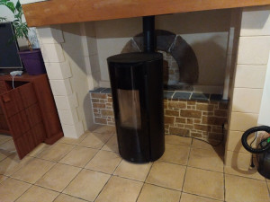 Photo de galerie - Aménagement coin poêle, parement pierre naturelle, enduit gratté et imitation pierre d'angle.