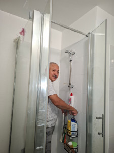 Photo de galerie - Toujours à votre service ...ici en train d intervenir chez un client ...remplacement de mitigeur. dans une ça bine de douche 