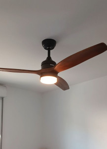 Photo de galerie - Pose d'un ventilateur luminaire au plafond 