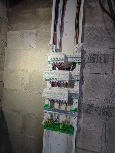 Photo de galerie - Réalisation tableau électrique 4 rangées dans villa.
Câblage du logement réalisé en amont.