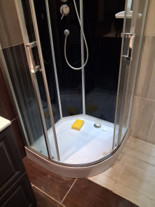 Photo de galerie - Recherche de fuite et réparation sur cabine de douche avec débouchage d'évier 