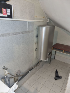 Photo de galerie - Installation du cumulus ultra plat de la marque carrera et raccordement eau 
tirage électrique dans baguette sur 10 mettre avec installation disjoncteur .
