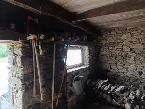 Photo de galerie - Nettoyage petite bâtissent de ferme pour permettre un rangement des outils.
fabrication de porte outils .
bâtiment au départ remplie de foin sur 1m de hauteur .