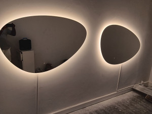 Photo de galerie - Installation de mirrors luminineux.