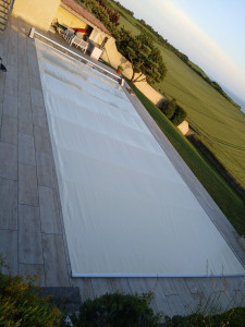 Photo de galerie - Installateur et distributeur agréé de la célèbre bâche Oré : ouverture et fermeture entièrement motorisée et solaire. Ici très grand modele 6 m x 13.80. Et avec un seul rail de guidage !