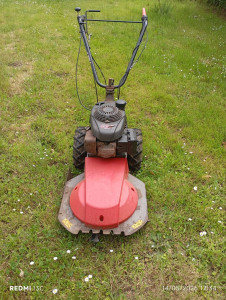 Photo de galerie - Je possède cette tondeuse débroussailleuse autractée plateau flottant idéal herbe haute, broussailles ronces épines noires ect...