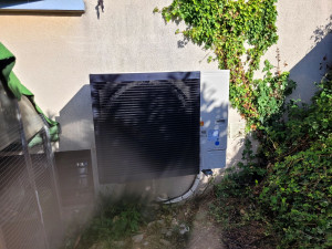 Photo de galerie - Installation groupe exterieur PAC DAIKIN air eau